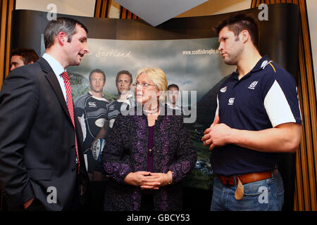 (De gauche à droite) Liam McArthur MSP pour Orkney, Margo McDonald M.S.P et joueur écossais de rugby Ally Hogg lors de la réception parlementaire écossaise de rugby au Parlement écossais, Édimbourg Banque D'Images