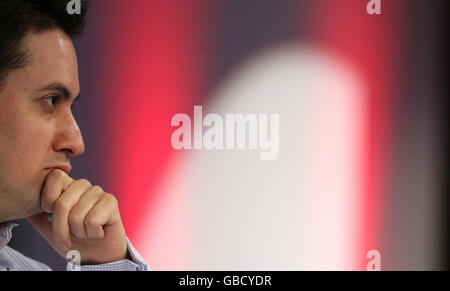 Le secrétaire d'État à l'énergie et au changement climatique, Ed Miliband, écoute les questions posées à la conférence de la Fabian Society « l'équité ne se passe pas par hasard » à l'Imperial College de Kensington, Londres. Banque D'Images