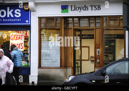 Une vitre cassée et collée attend d'être réparée à la succursale de la Lloyds TSB Bank à Ilkley, il n'est pas possible de savoir comment ou pourquoi la vitre a été cassée. Banque D'Images