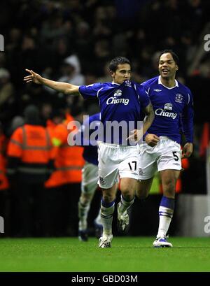 Football - Barclays Premier League - Liverpool / Everton - Anfield.Tim Cahill d'Everton célèbre le premier but du match de ses côtés Banque D'Images