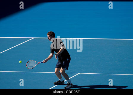 Andy Murray, en Grande-Bretagne, a une séance d'entraînement en début de matinée sur Rod laver Arena avant son premier match contre Andrei Pavel, en Roumanie, lors de l'Open d'Australie 2009 à Melbourne Park, Melbourne, en Australie. Banque D'Images