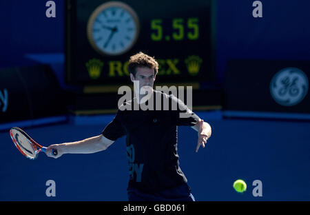 Andy Murray, en Grande-Bretagne, a une séance d'entraînement en début de matinée sur Rod laver Arena avant son premier match contre Andrei Pavel, en Roumanie, lors de l'Open d'Australie 2009 à Melbourne Park, Melbourne, en Australie. Banque D'Images