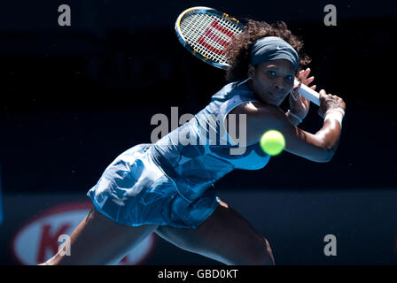 Tennis - Australian Open 2009 - deuxième jour - Melbourne Park.Serena Williams en action lors de son premier match contre Meng Yuan en Chine Banque D'Images