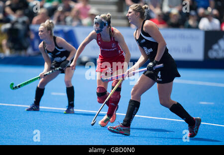 Investec Women's Hockey, Trophée des Champions de France, juin 2016, Londres. Lily Owsley en défense v Nouvelle-zélande. Olivia Merry pour NZ Banque D'Images