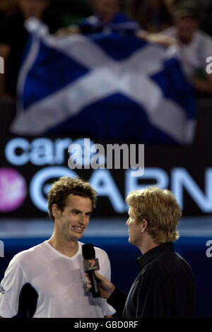 Andy Murray, de la Grande-Bretagne, parle à Jim Courier après avoir vaincu Marcel Granollers en Espagne lors de l'Open d'Australie 2009 à Melbourne Park, Melbourne, Australie. Banque D'Images