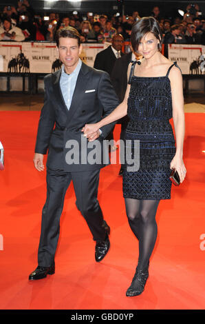 Tom Cruise et Katie Holmes arrivent pour la première britannique de Valkyrie à l'Odeon Leicester Square dans le centre de Londres. Banque D'Images