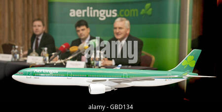 PHOTO AUTONOME (de gauche à droite) Stephen Kavanagh, Sean Coyle et Dermot Mannion, d'Aer Lingus, annoncent un nouveau partenariat transatlantique avec United Airlines, qui permettra de découvrir une nouvelle route entre Washington et Madrid. Banque D'Images