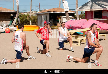 Kevin Pietersen, Steve Harmison, Stuart Broad et James Anderson (de droite à gauche) pendant une séance de formation sur Timothy Beach à Saint-Kitts. Banque D'Images