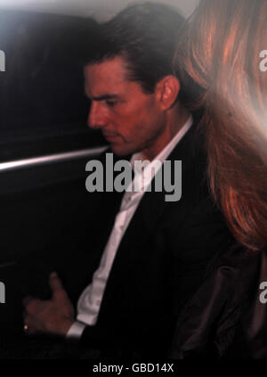 Tom Cruise est repéré quittant le BBC Television Center à l'ouest de Londres après s'être présenté comme un invité vendredi soir avec Jonathan Ross. Banque D'Images