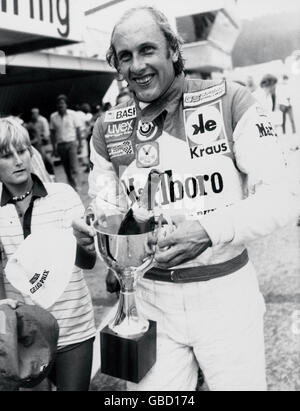 Courses automobiles - Procar Series.Hans-Joachim coincé fête avec le trophée après sa victoire dans la série Procar 1980 Banque D'Images