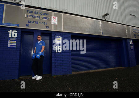 Tony Bellew, boxeur de Liverpool et fan du FC Everton, pose à l'extérieur de Goodison Park, à Liverpool. Banque D'Images