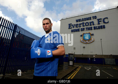 Tony Bellew, boxeur de Liverpool et fan du FC Everton, pose à l'extérieur de Goodison Park, à Liverpool. Banque D'Images