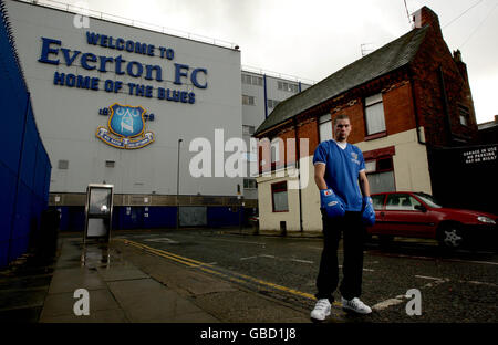 Tony Bellew, boxeur de Liverpool et fan du FC Everton, pose à l'extérieur de Goodison Park, à Liverpool. Banque D'Images