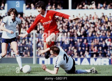 David Johnson (c) haies de Liverpool un défi de Tottenham Hotspur's Terry Naylor (r) comme le regarde Glenn Hoddle (l) de Tottenham Banque D'Images