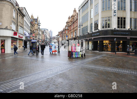 Briggate, l'une des principales rues commerçantes du centre-ville de Leeds, qui est presque déserte le vendredi matin, comme les chiffres révèlent que le Royaume-Uni est officiellement en récession. L'économie a connu sa pire performance de production depuis 1980 au cours des trois derniers mois de 2008. Banque D'Images