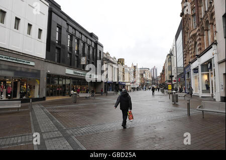 Briggate, l'une des principales rues commerçantes du centre-ville de Leeds, qui est presque déserte le vendredi matin, comme les chiffres révèlent que le Royaume-Uni est officiellement en récession. L'économie a connu sa pire performance de production depuis 1980 au cours des trois derniers mois de 2008. Banque D'Images