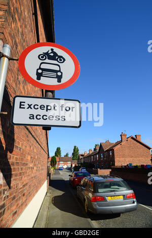 Pas d'entrée panneau d'avertissement pour les véhicules à l'exception de l'excès sur la rue selby Yorkshire, Royaume-Uni Banque D'Images