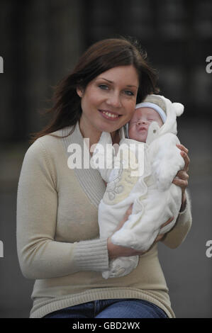 Cordelia Nolan, 25 ans, avec son bébé Emrys, âgé de 12 semaines, à Bristol après que Mme Nolan ait sauvé la vie de son bébé quatre fois en 10 minutes, alors que les ambulanciers paramédicaux lui ont parlé de la procédure par téléphone. Banque D'Images