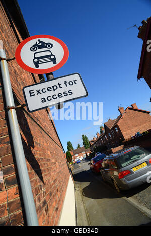 Pas d'entrée panneau d'avertissement pour les véhicules à l'exception de l'excès sur la rue selby Yorkshire, Royaume-Uni Banque D'Images