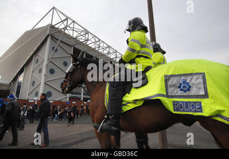 Soccer - Coca-Cola football League One - Leeds United / Peterborough United - Elland Road.Deux policiers montés regardent les fans comme ils font leur chemin dans le sol Banque D'Images