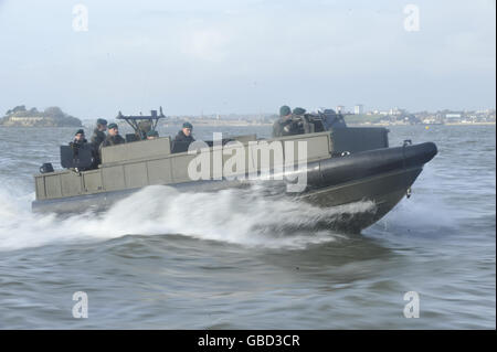 La dernière variante de la Royal Marines Offshore raiding Craft (ORC) avec blindage renforcé et position centrale de consol (Mid-Consol variant VGM) dans les eaux juste au large de Plymouth. Banque D'Images