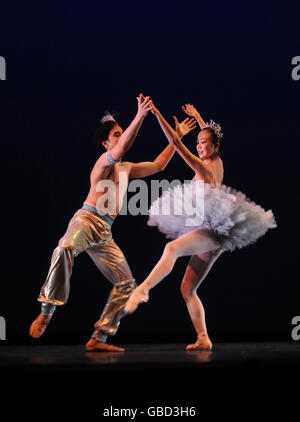 Danseurs sur scène lors du Crittics Circle National Dance Awards 2008 au Sadler's Wells Theatre, dans le centre de Londres. Banque D'Images