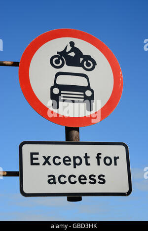 Pas d'entrée panneau d'avertissement pour les véhicules à l'exception de l'excès sur la rue selby Yorkshire, Royaume-Uni Banque D'Images