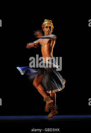 Danseuse sur scène lors des Crittics Circle National Dance Awards 2008 au Sadler's Wells Theatre, dans le centre de Londres. Banque D'Images