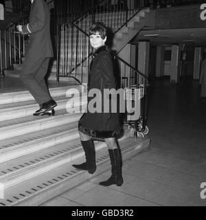 Actrice Audrey Hepburn à l'aéroport de Londres avant de partir pour Genève. Banque D'Images