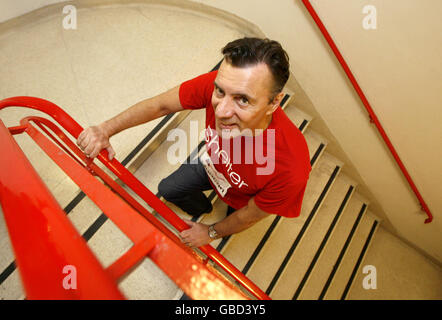 Duncan Bannatyne se trouve sur les premiers pas de l'escalier à l'intérieur de la Tour 42 dans la ville de Londres, alors qu'il lance vertical Rush, Un événement d'endurance qui met les gens au défi de monter les escaliers de la tour dans le temps le plus rapide possible pour recueillir de l'argent pour l'organisme de bienfaisance de logement Shelter. Banque D'Images