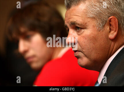 Le pays de Galles a entraîné Warren Gatland (à droite) avec son capitaine Ryan Jones lors du lancement de RBS six Nations Media au Hurlingham Club, Londres. Banque D'Images