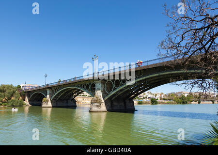 Puente Isabel II, pont au-dessus de la rivière Guadalquivir à Séville, Espagne Banque D'Images