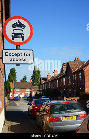 Pas d'entrée panneau d'avertissement pour les véhicules à l'exception de l'excès sur la rue selby Yorkshire, Royaume-Uni Banque D'Images