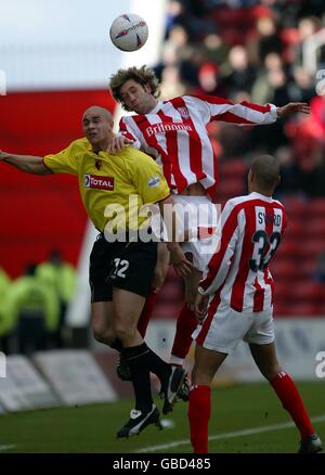 Soccer - Nationwide League Divison One - Stoke City / Watford.John Halls (r) de la ville de Stoke dirige le ballon loin de Gavin Mahon (l) de Watford Banque D'Images