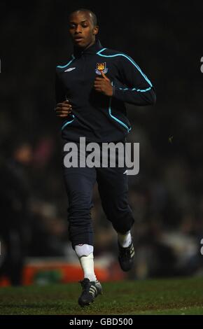 La nouvelle signature de West Ham United, Savio Nsereko, s'échauffe sur la ligne de touche pendant le match. Banque D'Images