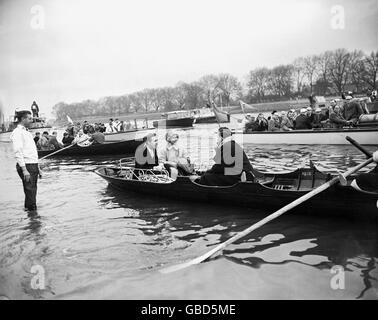 HRH la princesse Margaret et son mari Lord Snowdon, qui a ravie pour Cambridge en 1950, sont rasés jusqu'au lancement de Cambridge pour observer la course depuis l'eau Banque D'Images