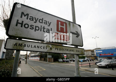 Une vue générale de l'hôpital de l'université de Mayday sur London Road à l'ouest de Croydon, dans le sud de Londres, où l'épouse d'un homme qui a été mortellement poignardé à proximité vers 18h15 la nuit dernière, n'avait que quelques heures plus tôt la naissance. Banque D'Images