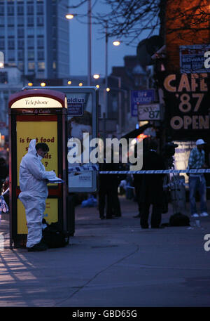 Des officiers de police judiciaire sur London Road à l'ouest de Croydon, dans le sud de Londres, après qu'un homme de 26 ans ait été assassiné peu après 18 h 15 la nuit dernière, alors qu'il voyageait avec sa fille de trois ans à l'hôpital où sa femme avait donné naissance des heures plus tôt. Banque D'Images