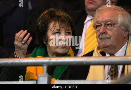 Football - Championnat de la ligue de football Coca-Cola - Doncaster Rovers v Norwich City - Keepmoat Stadium.Delia Smith, actionnaire majoritaire de Norwich City, avec son mari Michael Wynn Jones Banque D'Images