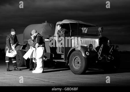 WW2 RAF Airfield Fire Engine de nuit Banque D'Images