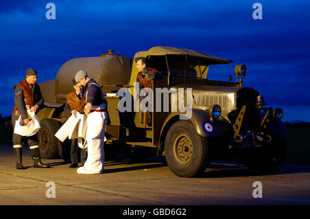 WW2 RAF Airfield Fire Engine de nuit Banque D'Images