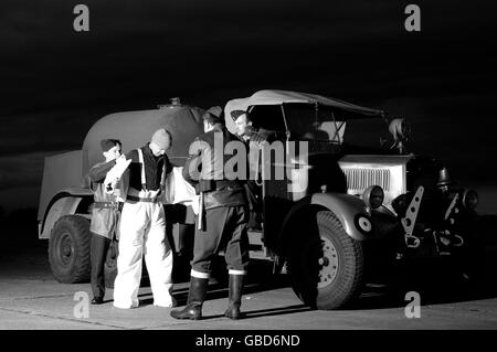 WW2 RAF Airfield Fire Engine de nuit Banque D'Images