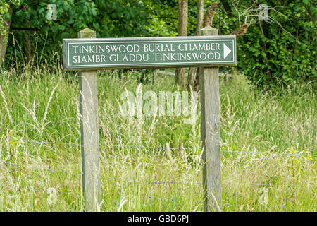 Panneau direction menant à Tinkinswood chambre funéraire, près du village de St Nicholas dans la vallée de Glamorgan, Pays de Galles du sud Banque D'Images