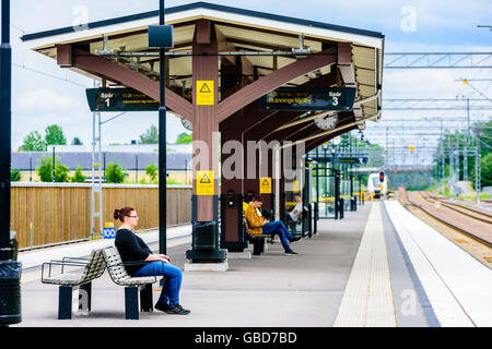 Motala, Suède - 21 juin 2016 : La plate-forme à la gare de la ville. La vraie vie dans la ville. Banque D'Images