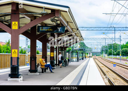 Motala, Suède - 21 juin 2016 : La plate-forme à la gare de la ville. La vraie vie dans la ville. Banque D'Images