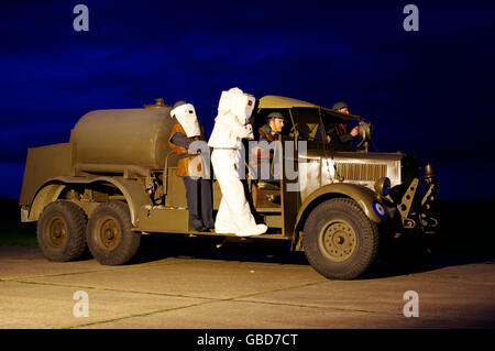 WW2 RAF Airfield Fire Engine de nuit Banque D'Images