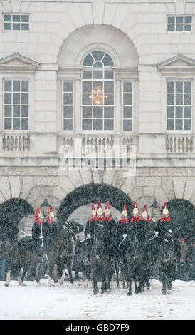 Le Blues and Royals Regiment of the Household Cavalry retourne à leurs casernes dans le centre de Londres après la cérémonie de changement de la Garde sur Horse Guards Parade. Banque D'Images