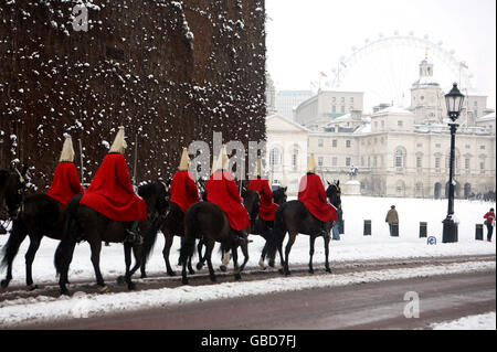 Les membres des gardes de vie - un régiment de la cavalerie de la maison - traversent le centre de Londres sur leur chemin à la cérémonie de la relève de la garde sur la parade des gardes à cheval. Banque D'Images