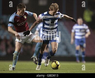 Football - FA Cup - quatrième tour Replay - Aston Villa v Doncaster Rovers - Villa Park.Nicky Shorey (à gauche) de Aston Villa et James Coppinger de Doncaster Rovers se disputent le ballon. Banque D'Images