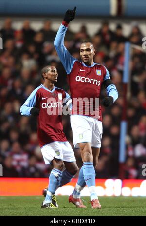 Football - FA Cup - quatrième tour Replay - Aston Villa v Doncaster Rovers - Villa Park.John Carew (à droite) d'Aston Villa célèbre son deuxième objectif. Banque D'Images